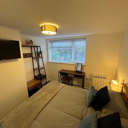 Modern 1 Bed Apartment With Car Parking Bitton Exterior foto