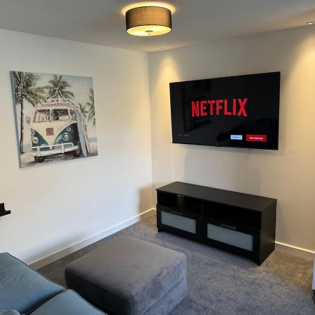 Modern 1 Bed Apartment With Car Parking Bitton Exterior foto
