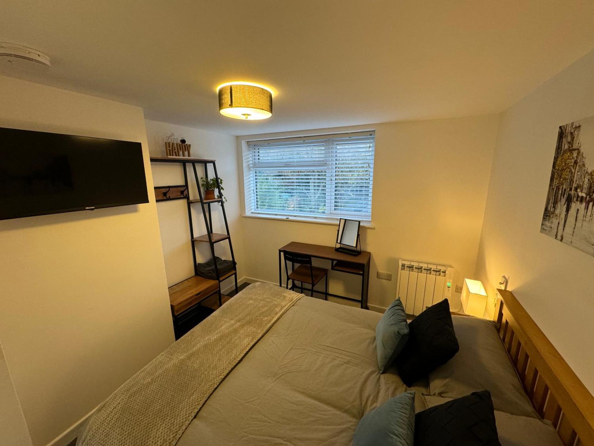 Modern 1 Bed Apartment With Car Parking Bitton Exterior foto